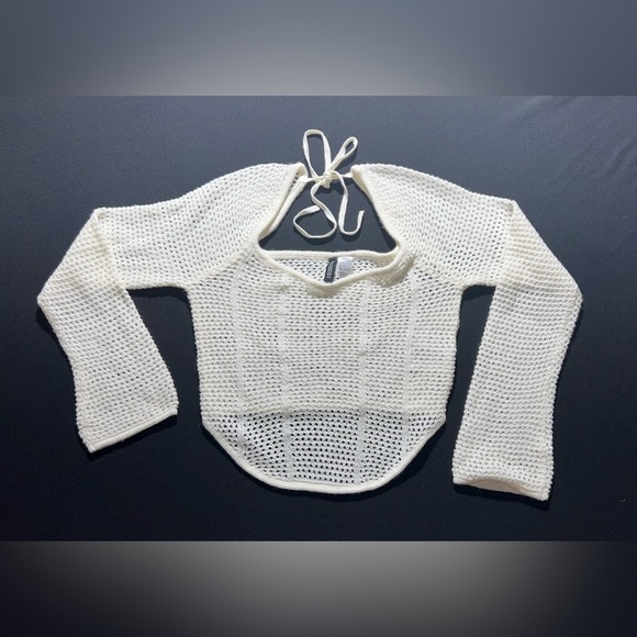 Long sleeve hole-knit top. Size M. - Picture 3 of 3